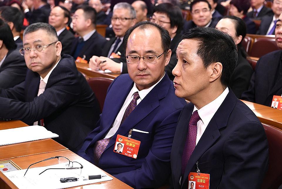 全国政协委员冯小刚姚明等人参加"两会"郑重对待 不苟言笑