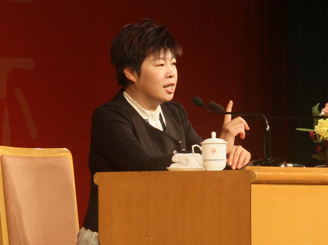 国学大师变成文化骗子?北大学子将其赶下台,于丹都经历了什么?