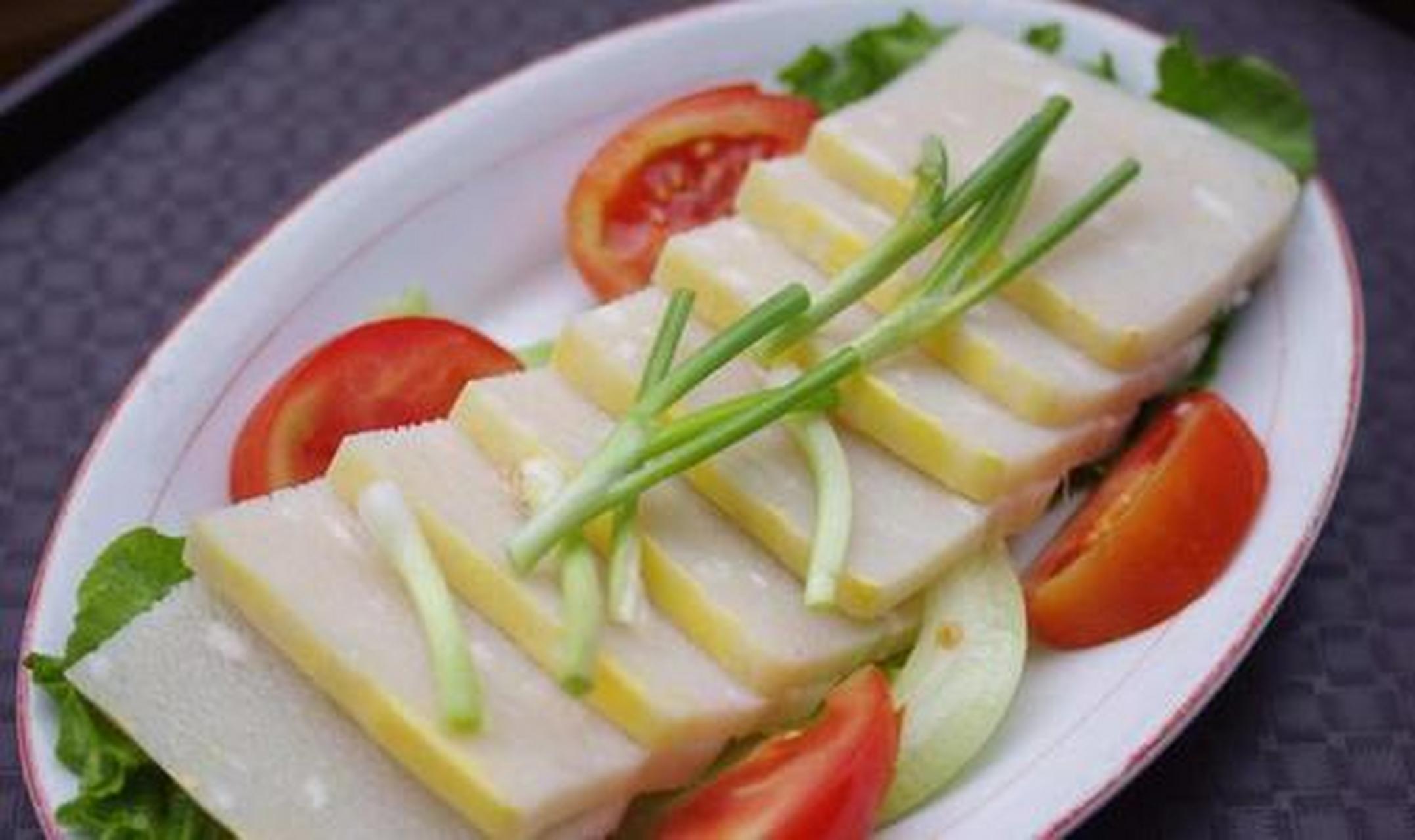 长湖鱼糕是一道湖北荆门的汉族风味名吃,以长湖白鱼为主料,掺合淀粉