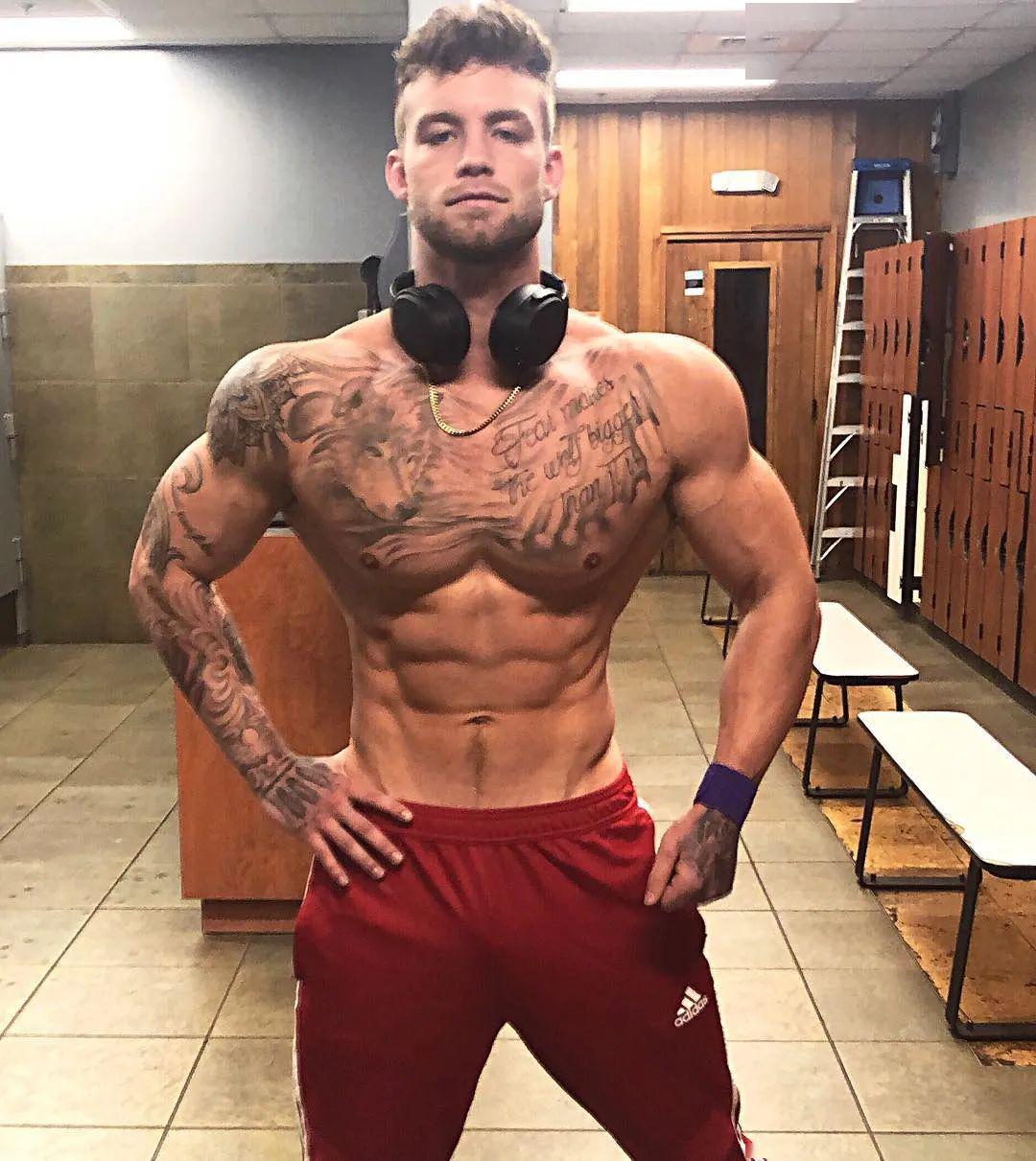 《全美超模》选手dustin mcneer从小天使变成了恶魔