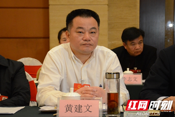 代表声音丨黄建文:深化"放管服"改革创新五个"一公里"服务