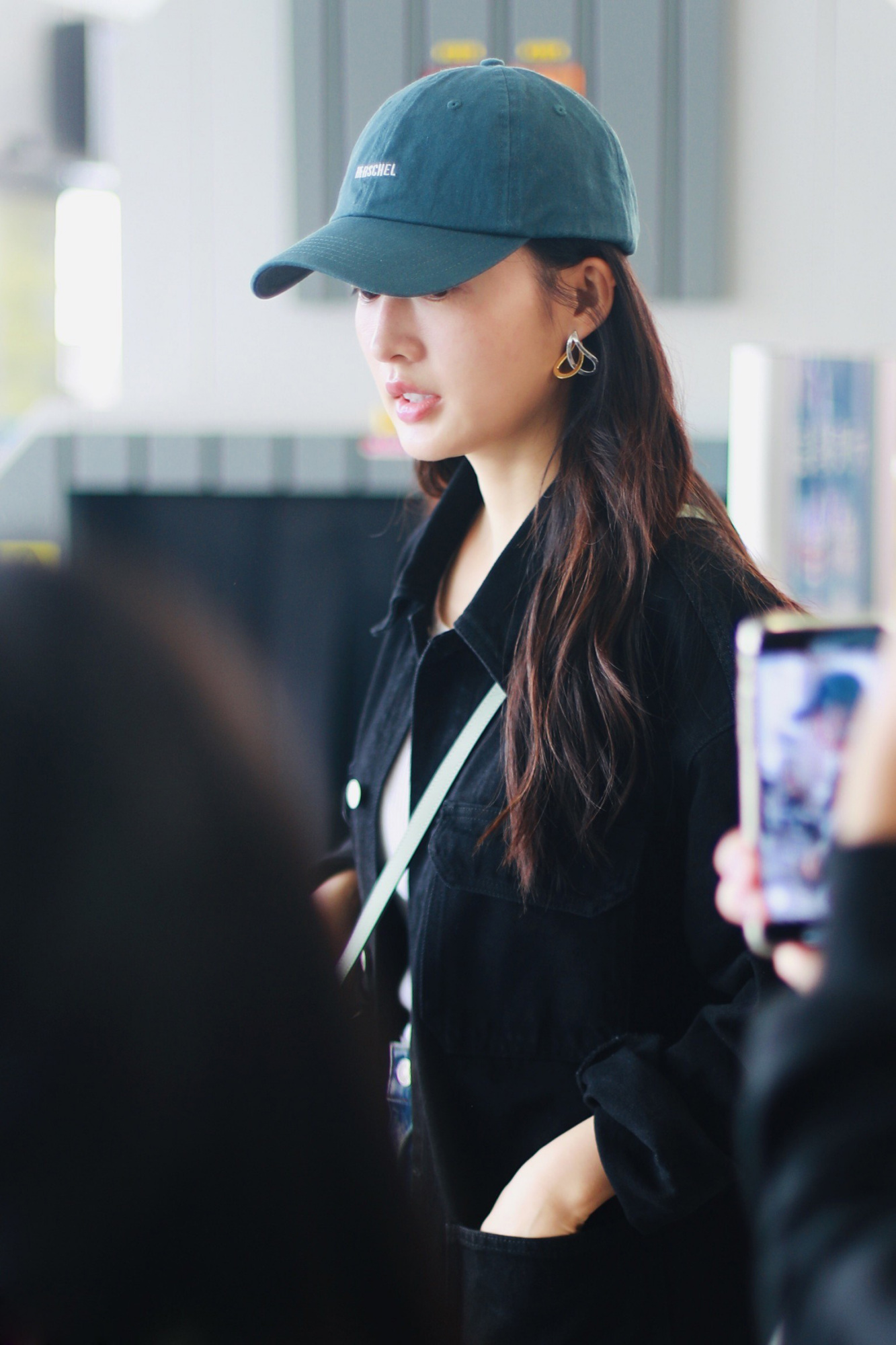 李沁跷二郎腿依旧纤细毫无赘肉,怪不得可以秒杀孟美岐