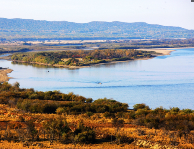 在三江盆地的西南部.