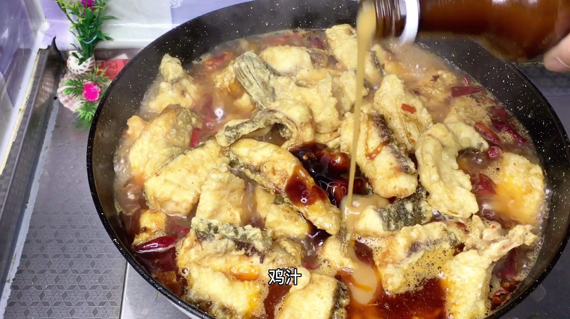 鱼肉这样做一大锅不够吃,汤香肉嫩,操作又简单,比饭店的还好吃