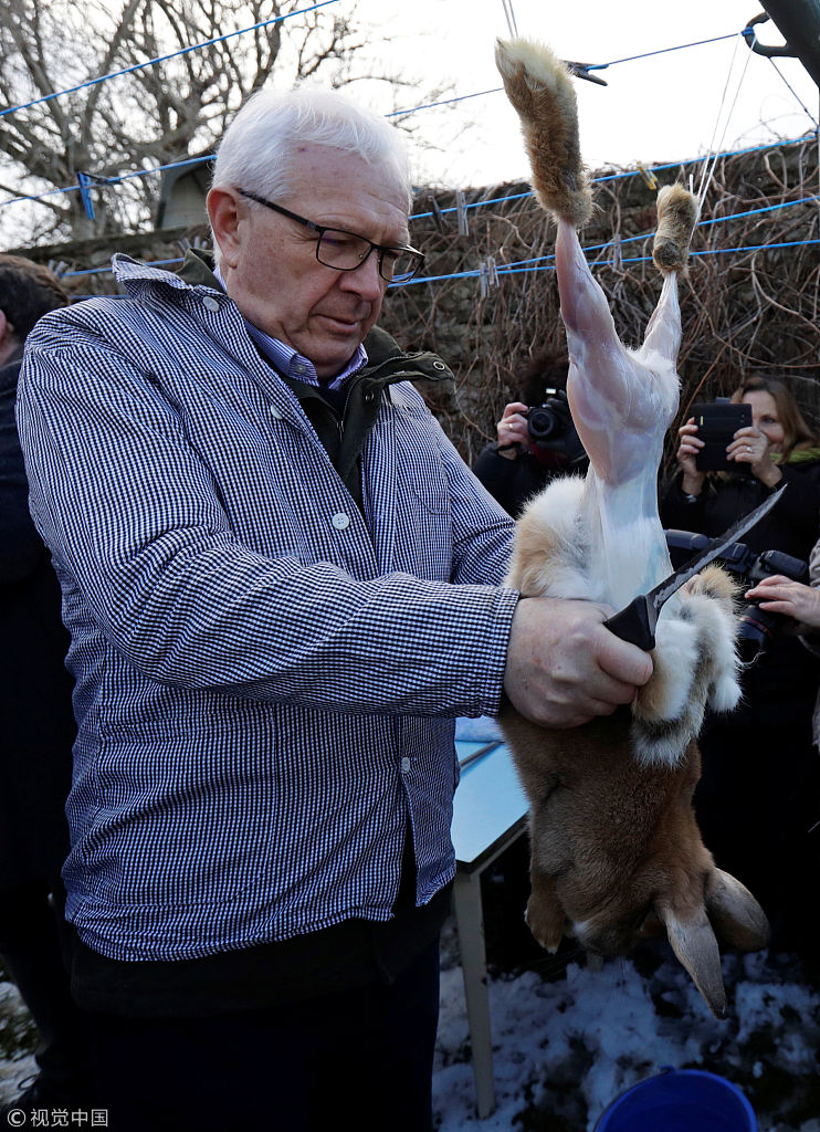 拉票方式略重口 捷克总统候选人访问农场展示剥兔子皮刀功