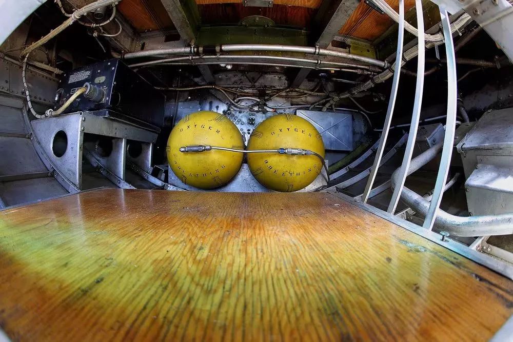 走进b-17g轰炸机内部"感伤之旅"展示隐秘空间