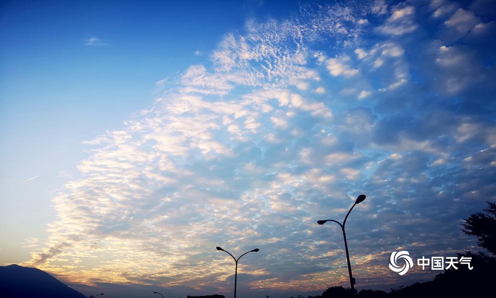 福建漳州惊现"鱼鳞"状晚霞 天云分隔美如画