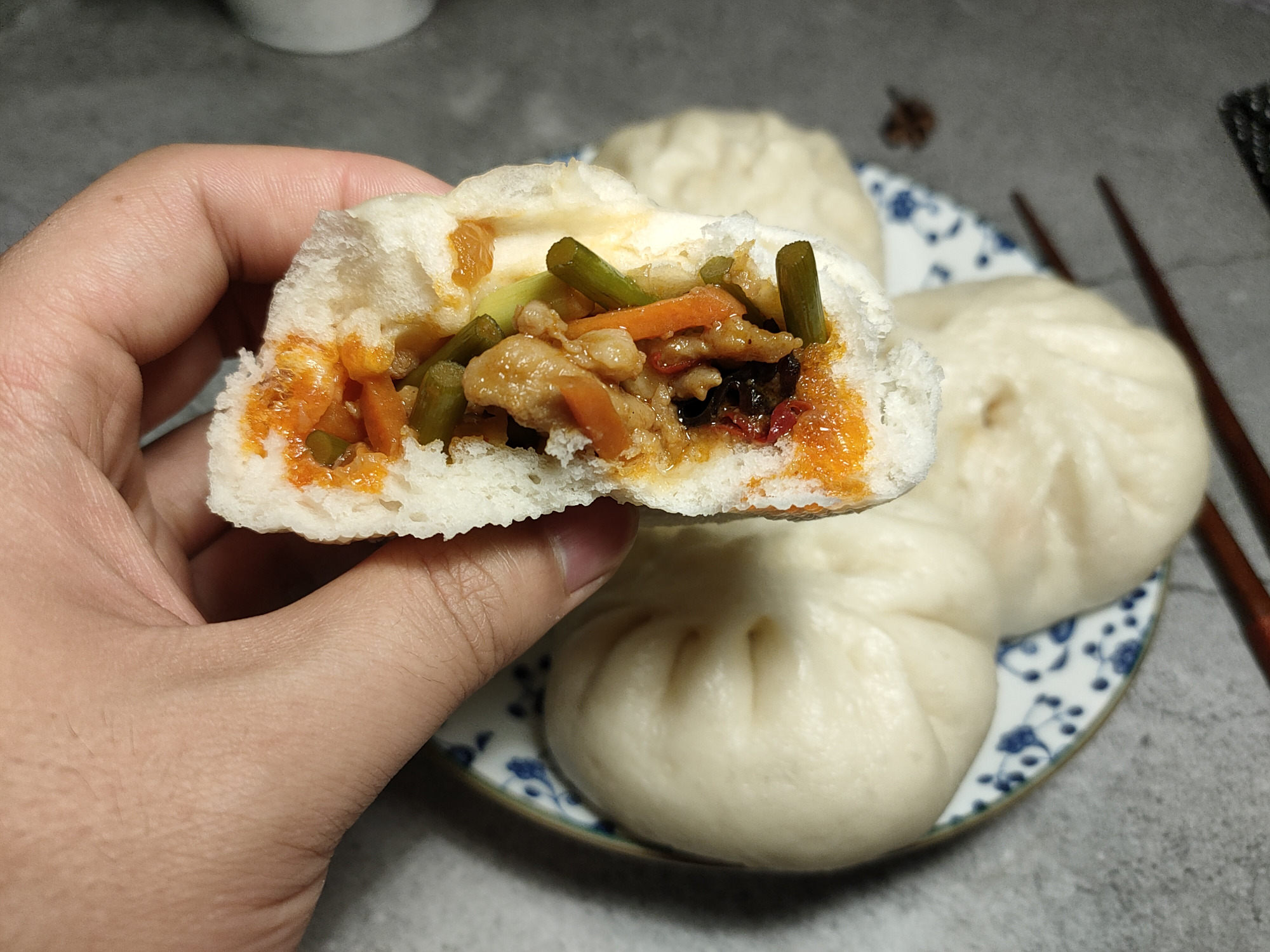 教你鱼香肉丝馅包子的做法,表皮暄软,馅料丰富多汁,太香了