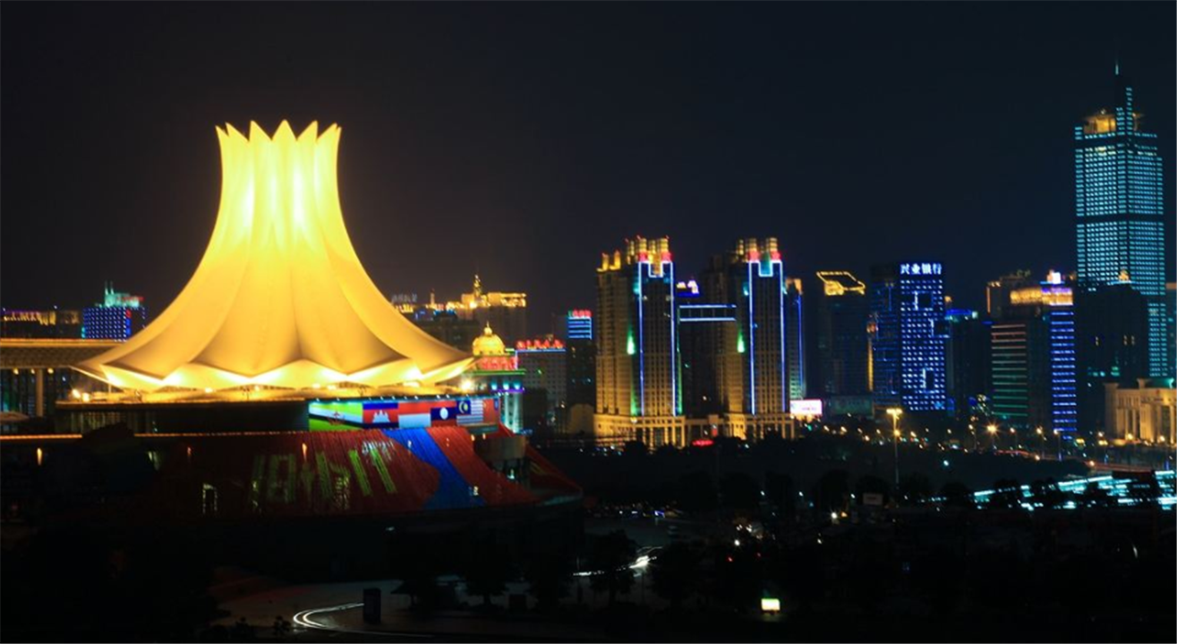 南宁东盟国际会展中心夜景,美不胜收,充满艺术气息