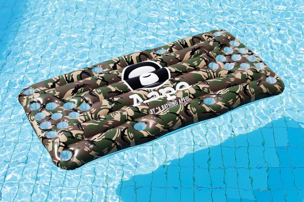 夏天就要玩水才尽兴!bape推出水上活动装备beer pong!
