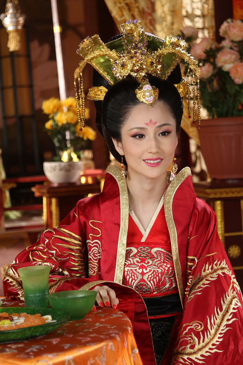 嫪毐企图颠覆王朝,导致政变失败被极刑,赵姬失去权力被软禁至死.