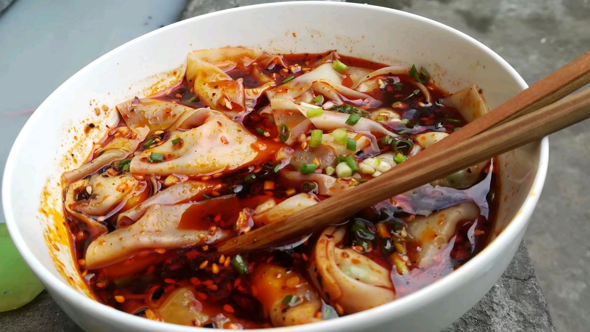 重庆人喜欢吃的开味早餐“红油包面”是这样做的
