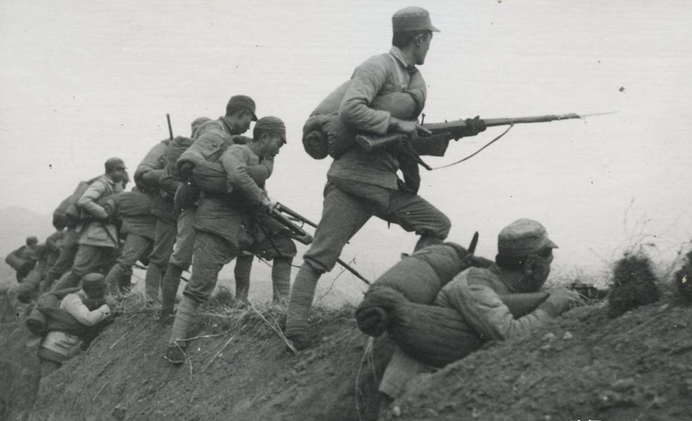 罕见老照片:美国华裔女子街头抗日游行,抗日战士手榴弹招呼鬼子