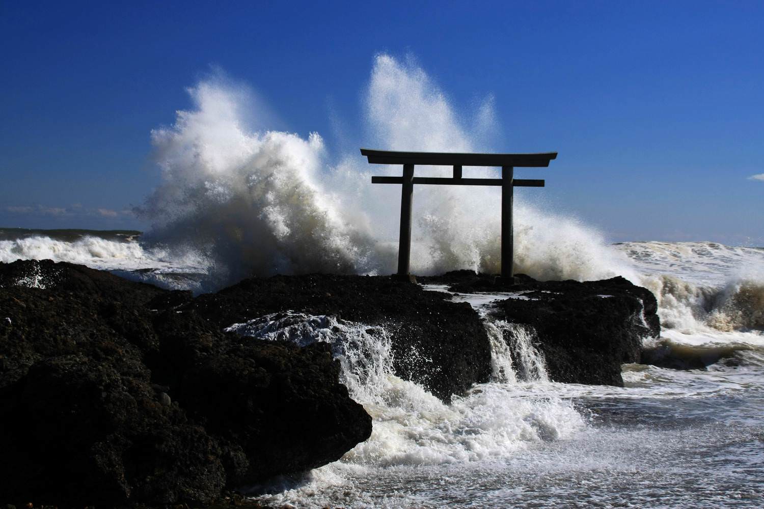 通往神界的大门,日本十大鸟居绝景!很多穿着和服的日本美眉哦!