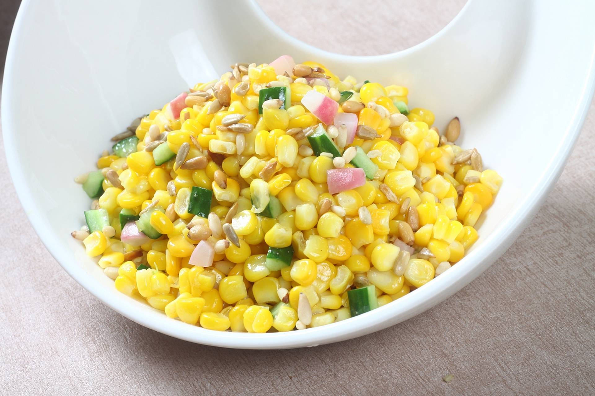松子玉米粒       在饭店这道菜叫黄金万两,不只是因为玉米外表和颜色