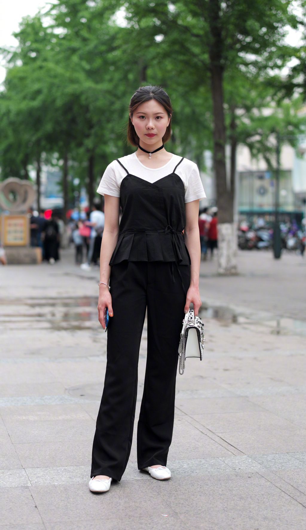 街拍:小姐姐阔腿裤搭配短袖显气质,简约完美,面料舒适,百搭不出错!