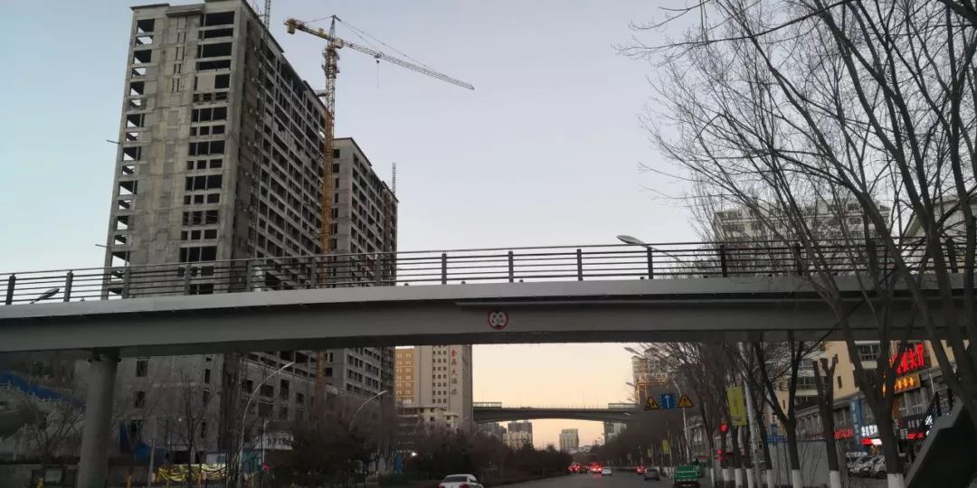 今天,西宁最长的人行天桥正式通行