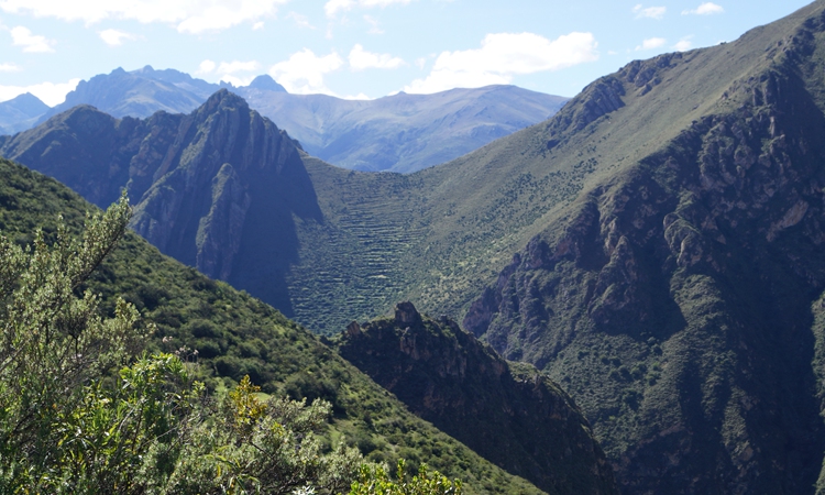 照片中大山景色秀美,巍峨壮丽,这样的美景令人神往.