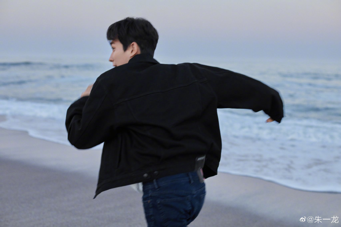 朱一龙晒自己海边奔跑背影照 新学期新的开始要一起加油鸭!