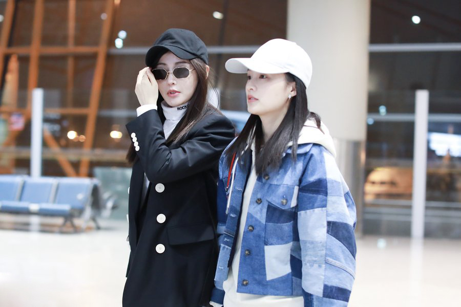 李沁张天爱闺蜜一同现身,一个硬气柔情于一体,一个清纯甜美