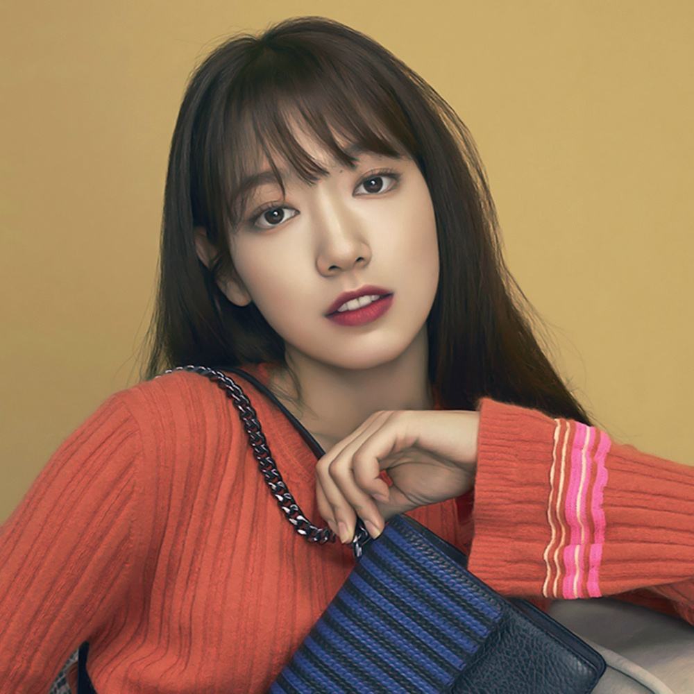 朴信惠各式美颜照来袭,这组照片多少人拿来做头像?