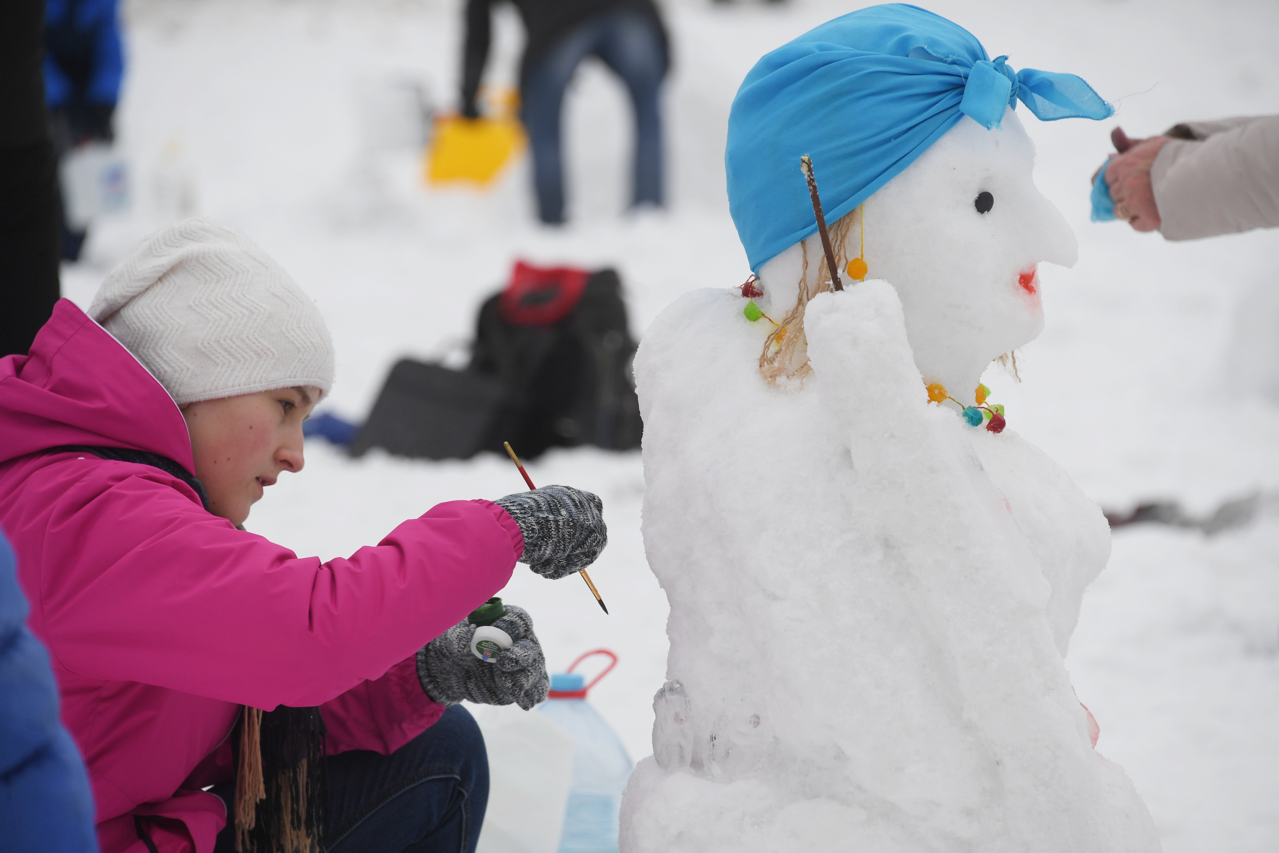 莫斯科市民参加堆雪人大赛(1)