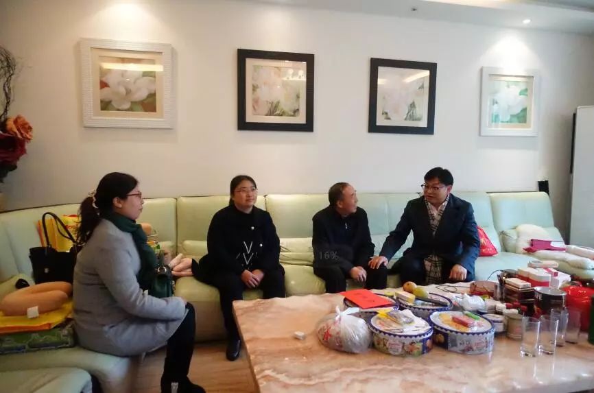 魏明禄节前走访慰问离退休老干部