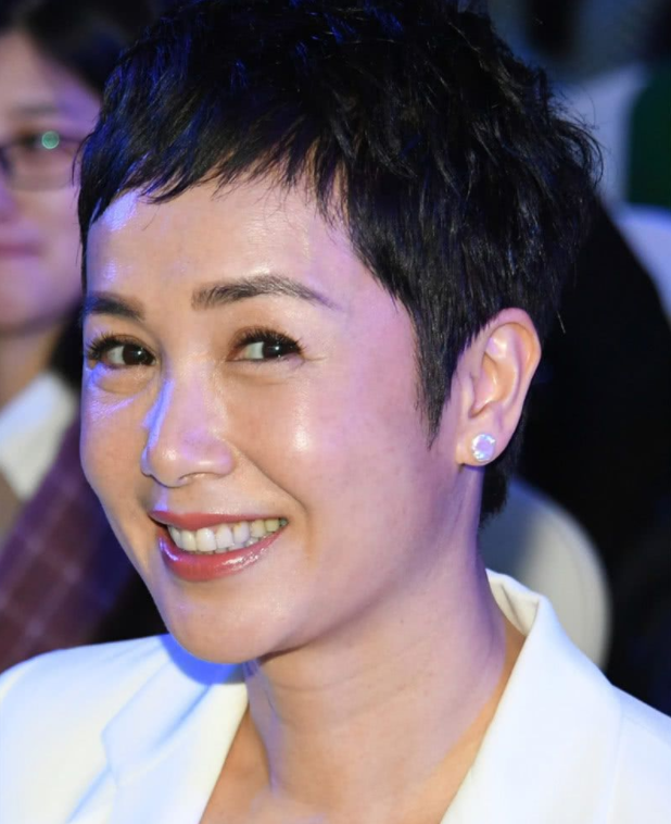 有种"惊艳"叫蒋雯丽变老,素颜近照皱纹明显,自然老去的脸很美