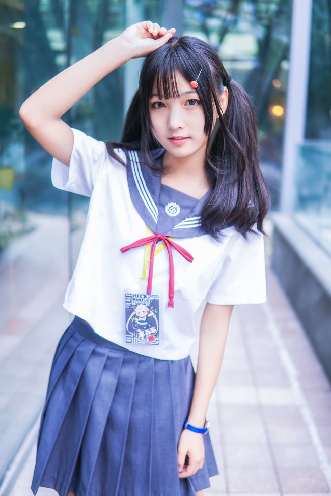 可爱的双马尾小姐姐穿上水手服,网友:真是太可爱了