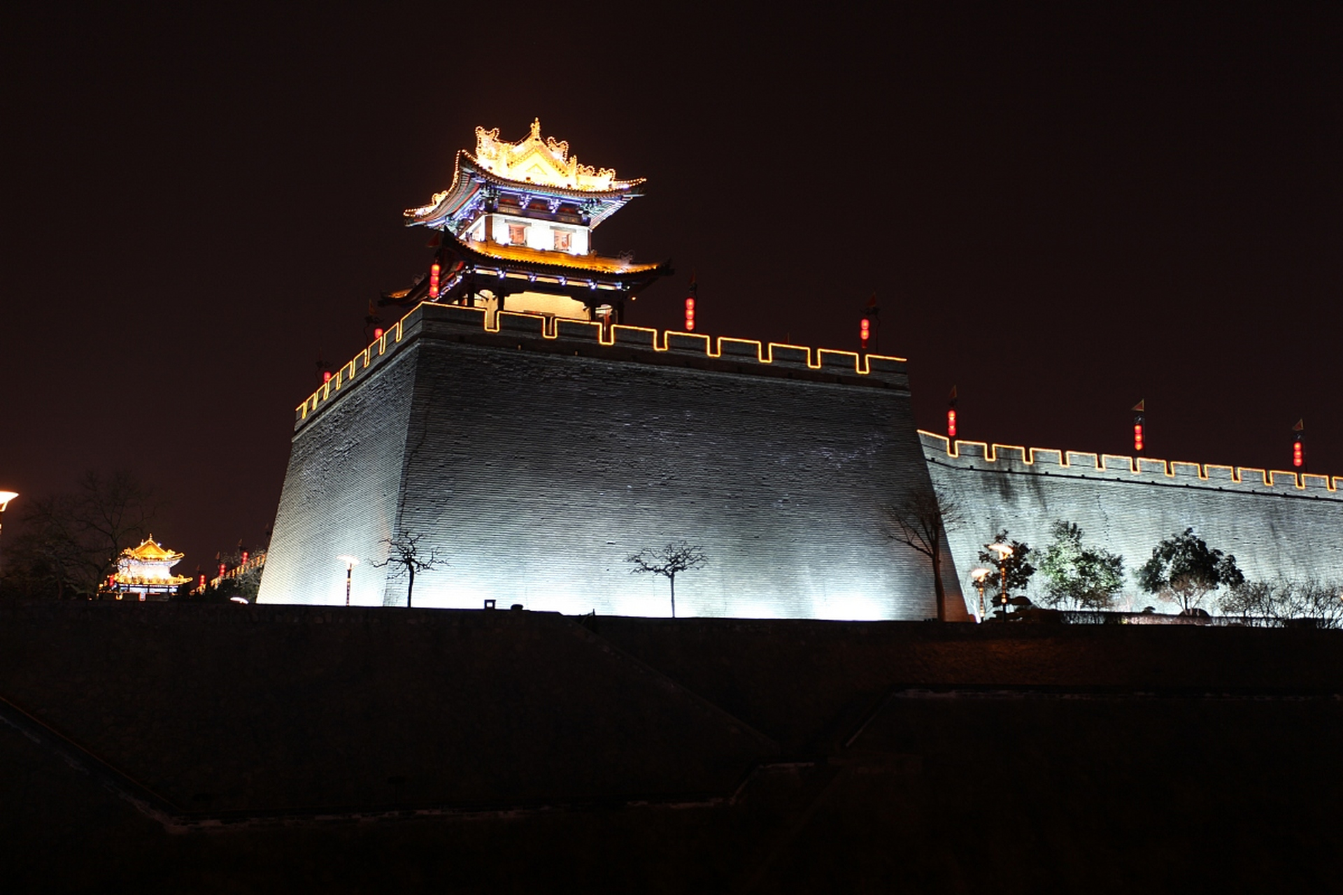 西安城墙夜景:历史古城的璀璨夜色  当黄昏降临时分外引人注目了;那