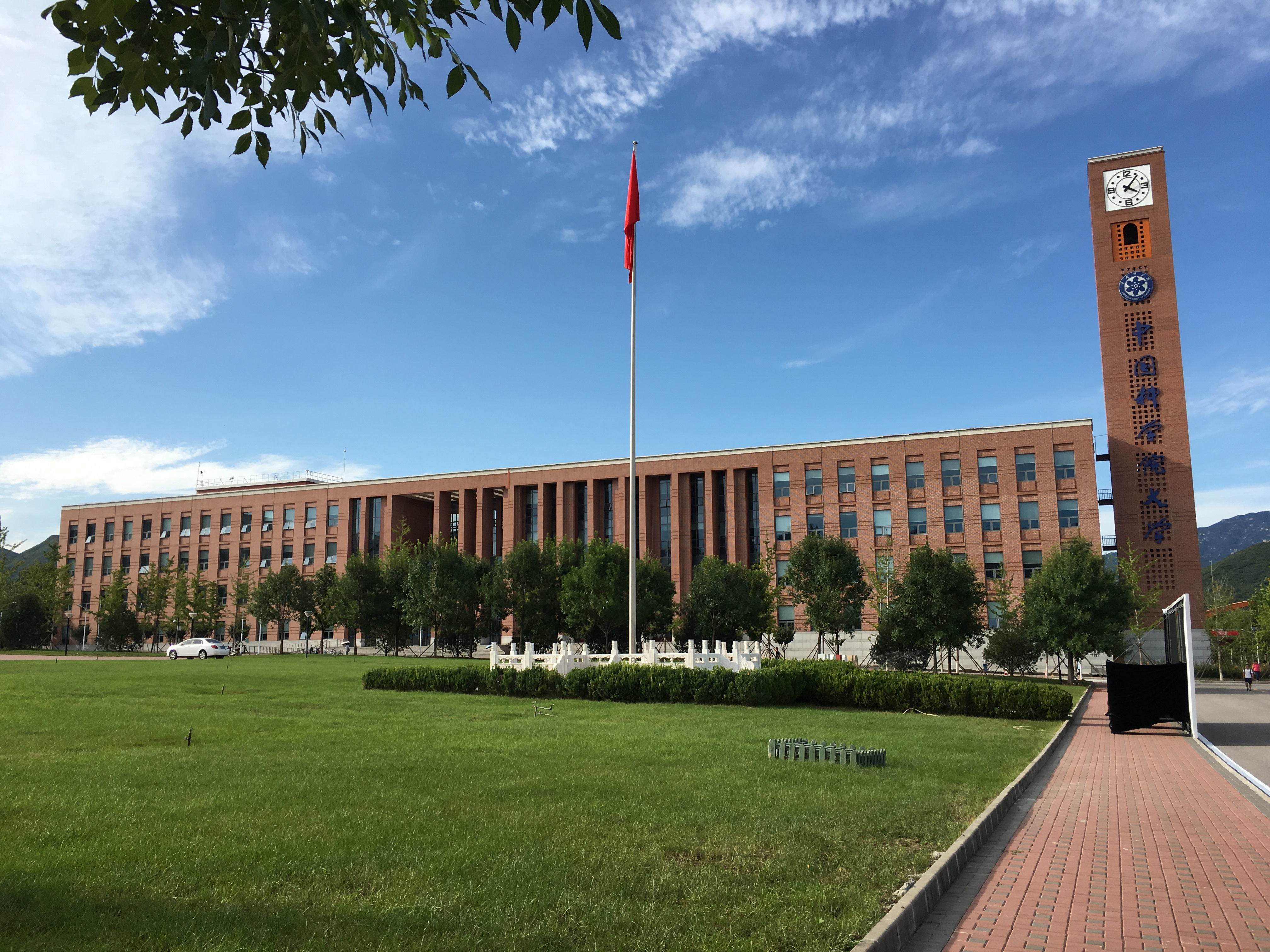 标志性建筑钟楼及教学楼