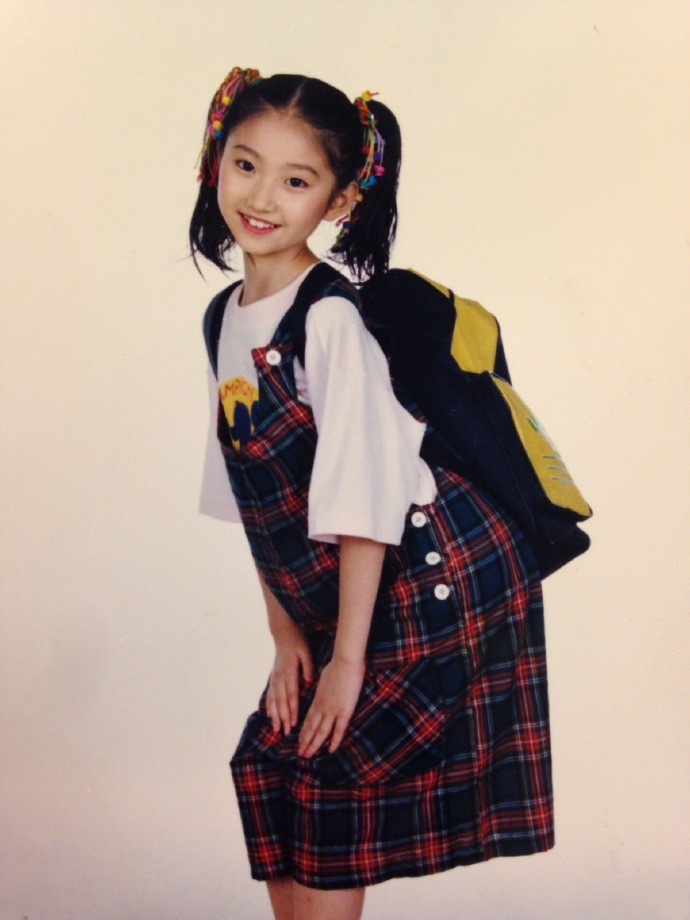 景甜最美童年照,五官精致萌出天际文艺范十足,活脱脱一个小仙女