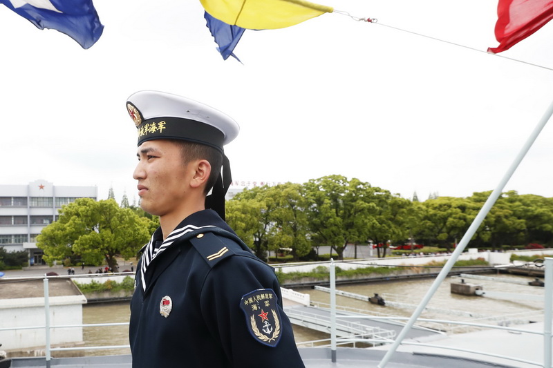 庆人民海军成立70周年,申城市民走进百年吴淞军港近距离体验军舰