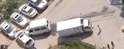 ■武汉一货车小区门口狂撞6车，直接冲进小区！司机被刑拘