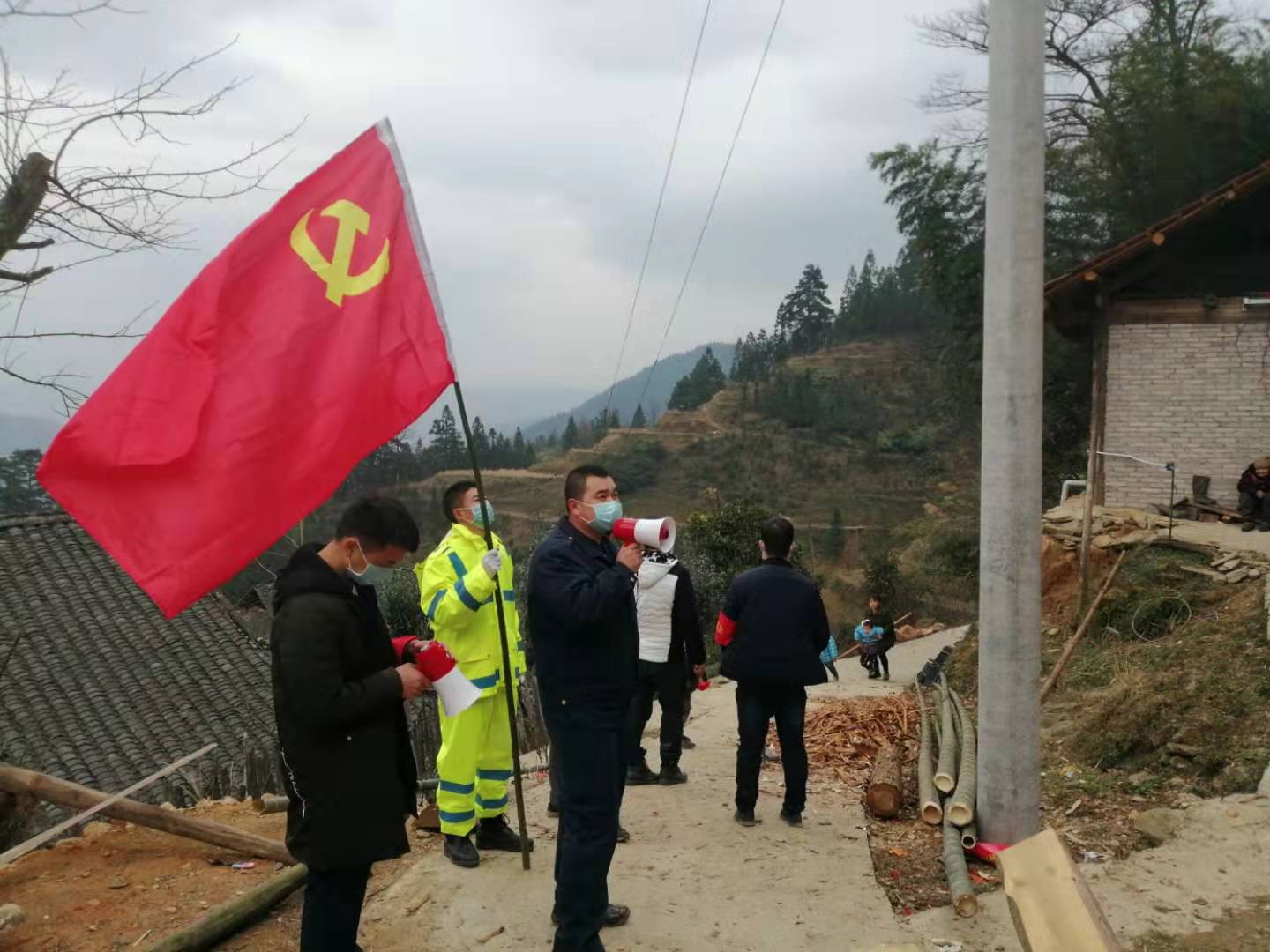 从江县台里村:党旗在村庄抗"疫"一线飘起来 党员跑起来