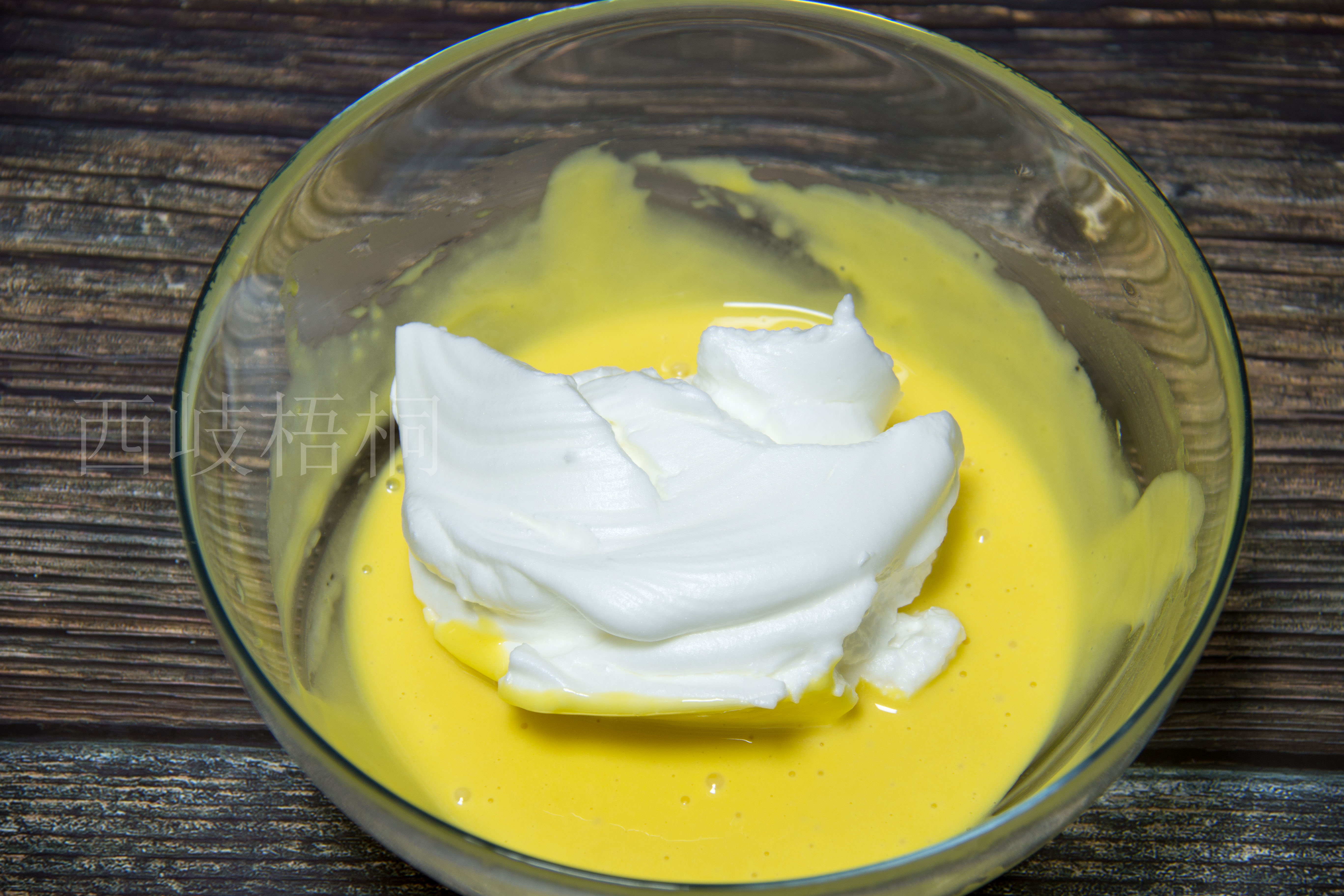 第九步:继续倒入剩下的蛋白,快速翻拌均匀,以免蛋白消泡影响蛋糕的