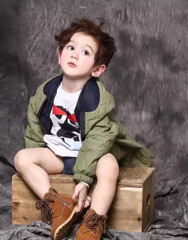 《放开我北鼻》jackson近照,大眼卷发长睫毛,混血宝宝就是漂亮