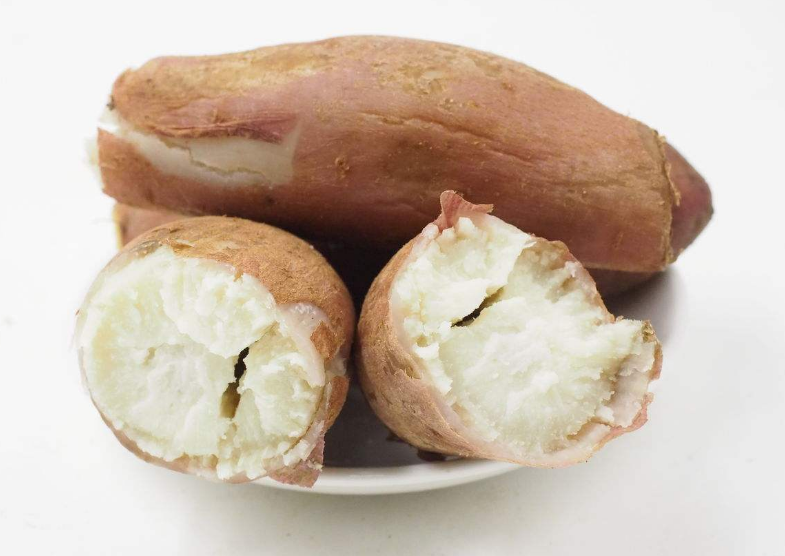 白薯这种食材中有一些不饱和脂肪酸和多种维生素,人们食用以后可以