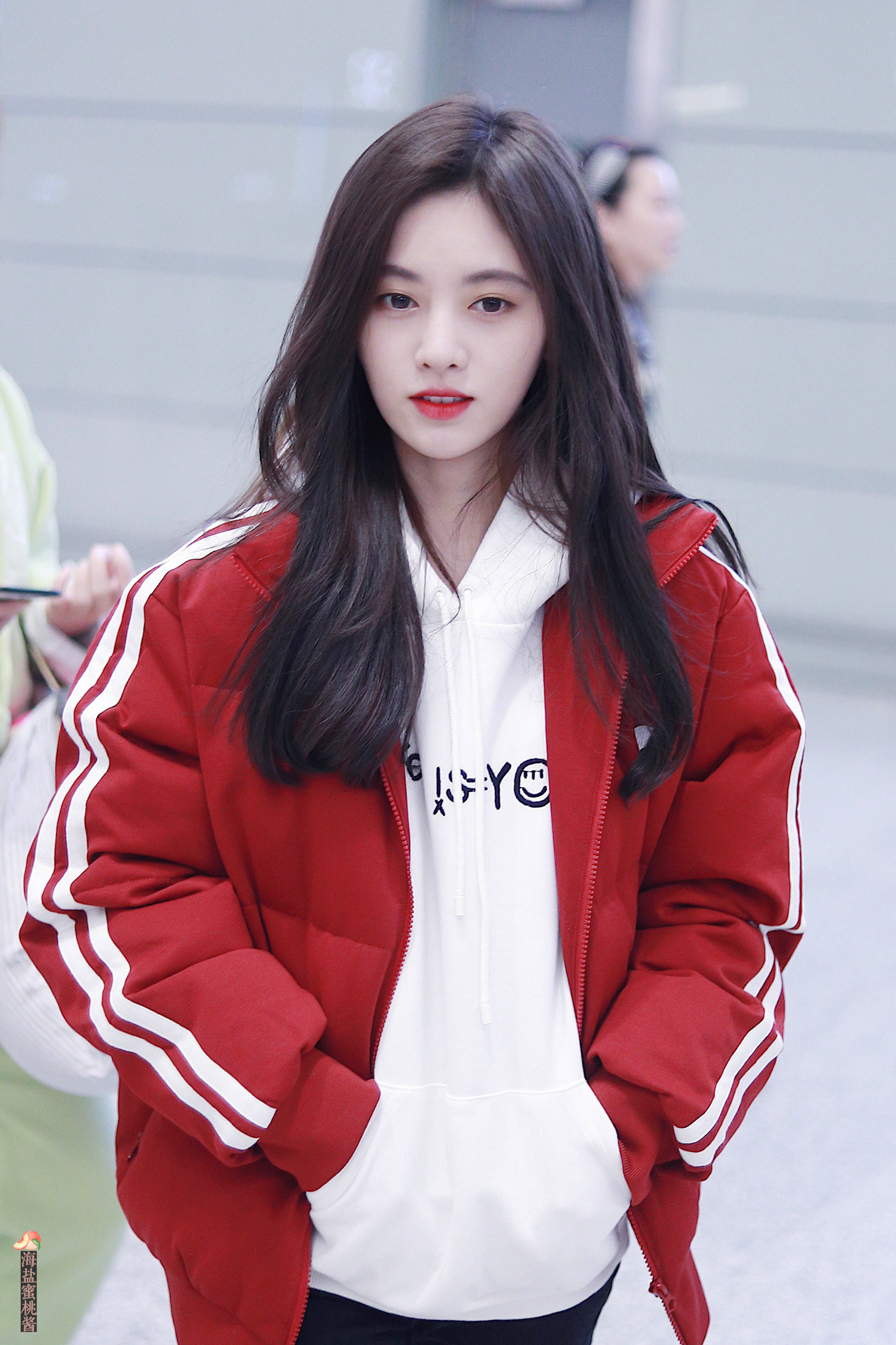 鞠婧祎穿红色羽绒服内搭白色卫衣现身机场,皮肤白皙,笑容甜美.