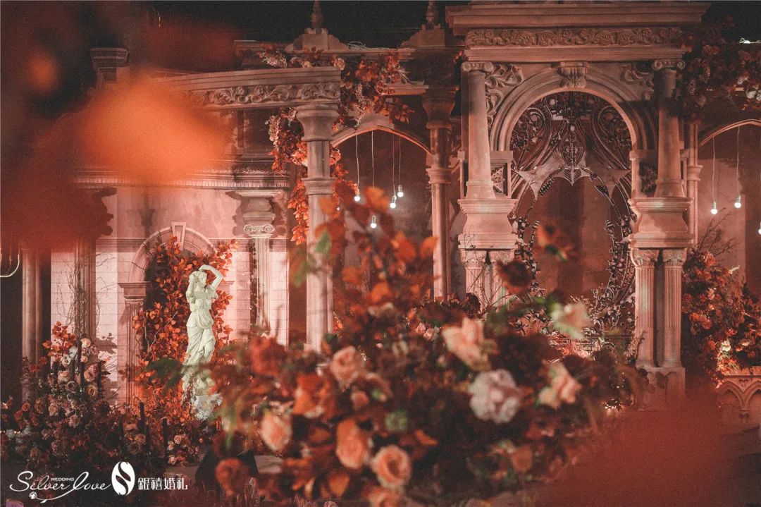 重温文艺复兴,中世纪的神游婚礼,用赤铁红拥抱诗歌诵传的世界