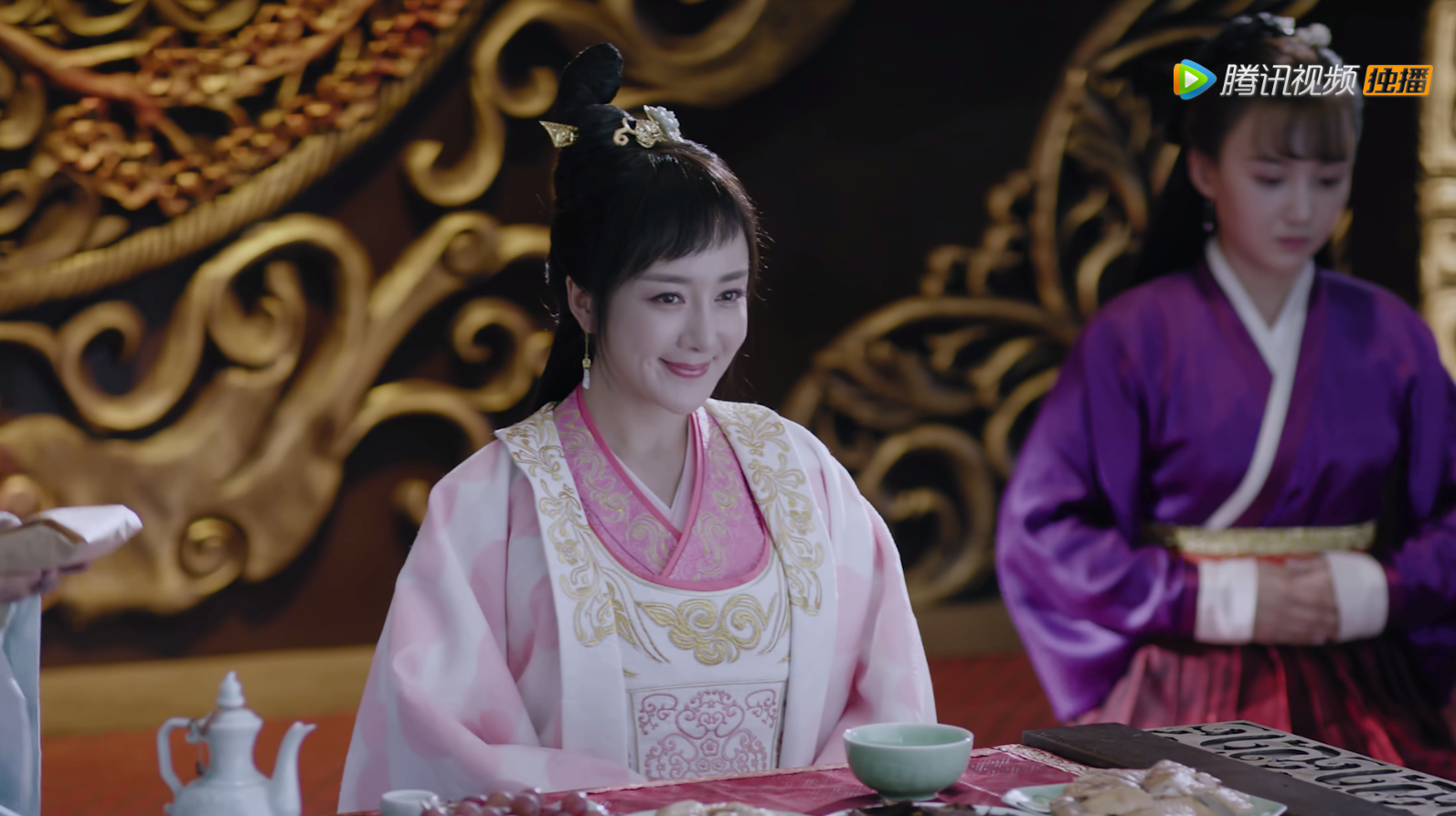 独孤曼陀出嫁前多爱穿粉色?7套粉衣不重样,总在淑女蛮女间切换