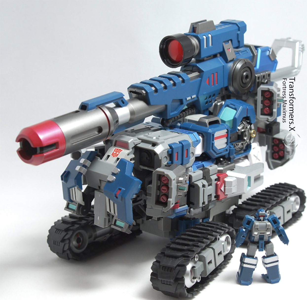 在塞伯坦被萨克巨人阴谋炸掉陨落之后,头领战士巨无霸福特接替了原