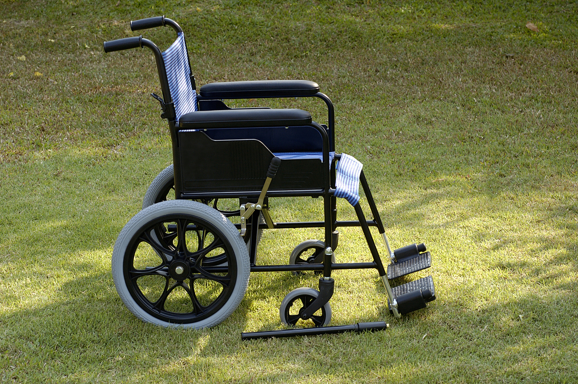 选老年电动轮椅,牢记五大要点:安全,操作便利性都是必备!