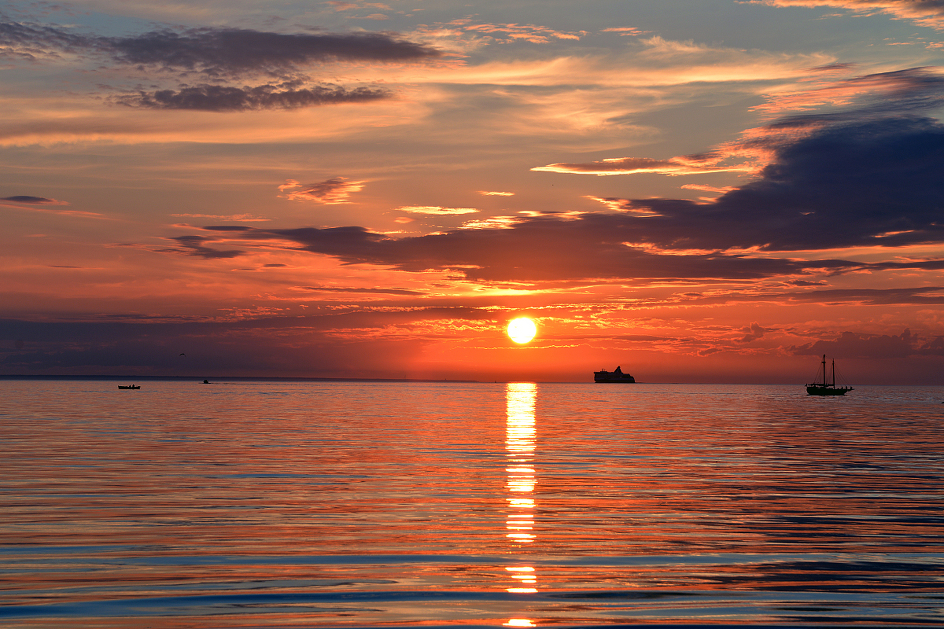 镜头里的春天# 春日旅游北海,夕阳美景尽收眼底.