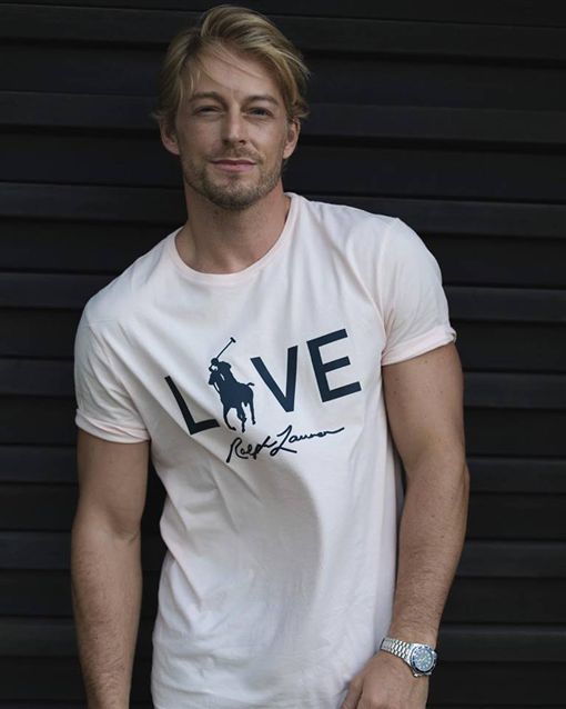 法比欧当街亲吻长发妹,透露理想女友的条件