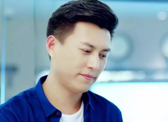 靳东身穿粉色衣服,配上这发型,网友直呼:这不是"靳娘娘"吗?