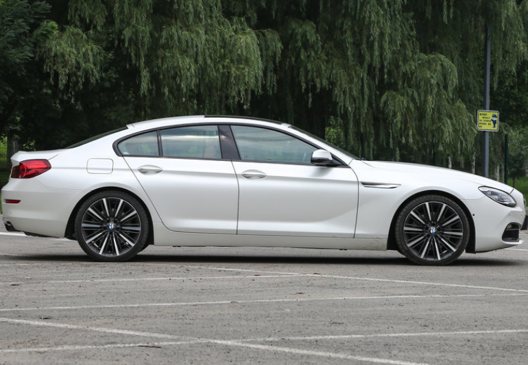 宝马6系是很不错的车型选择,拥有最新的设计理念,很时尚