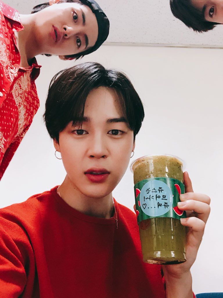 旻旻带泰亨柾国出镜 画风不对也是帅哥