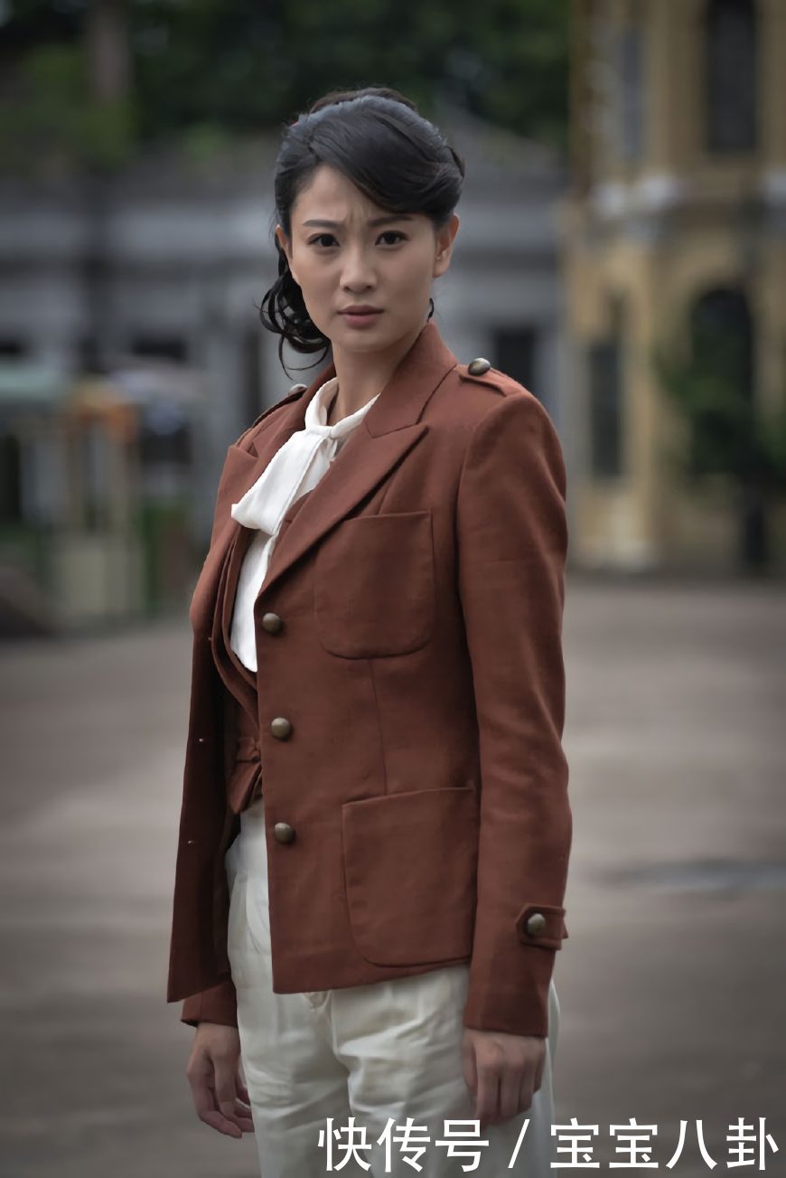 总是出演女兵形象的她,从来不用替身,脱下军装后非常的靓丽