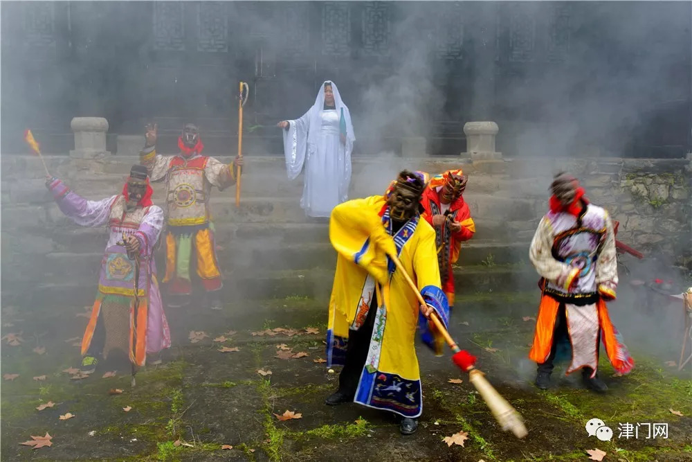 【名家影像】李惠军纪实摄影作品赏析 ·《仡佬族傩戏》